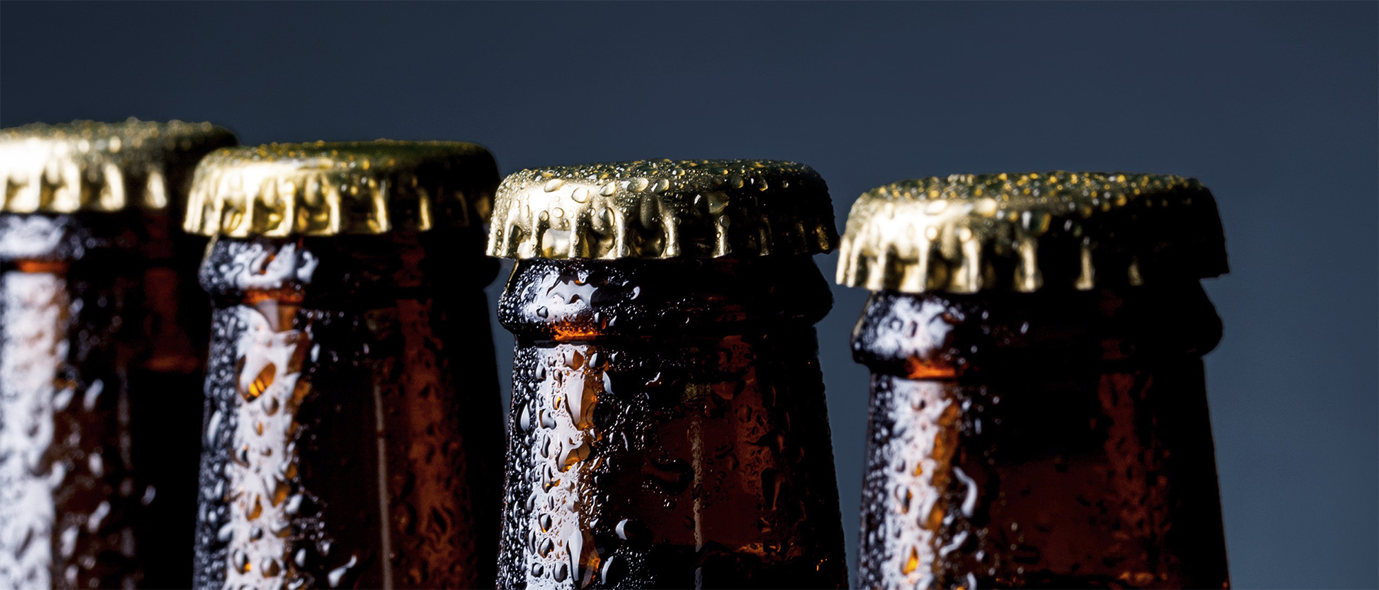 bier flaschen halse mit kronkorken als symbol für hochbarriere und verpackungsfolie für lebensmittel von dunmore