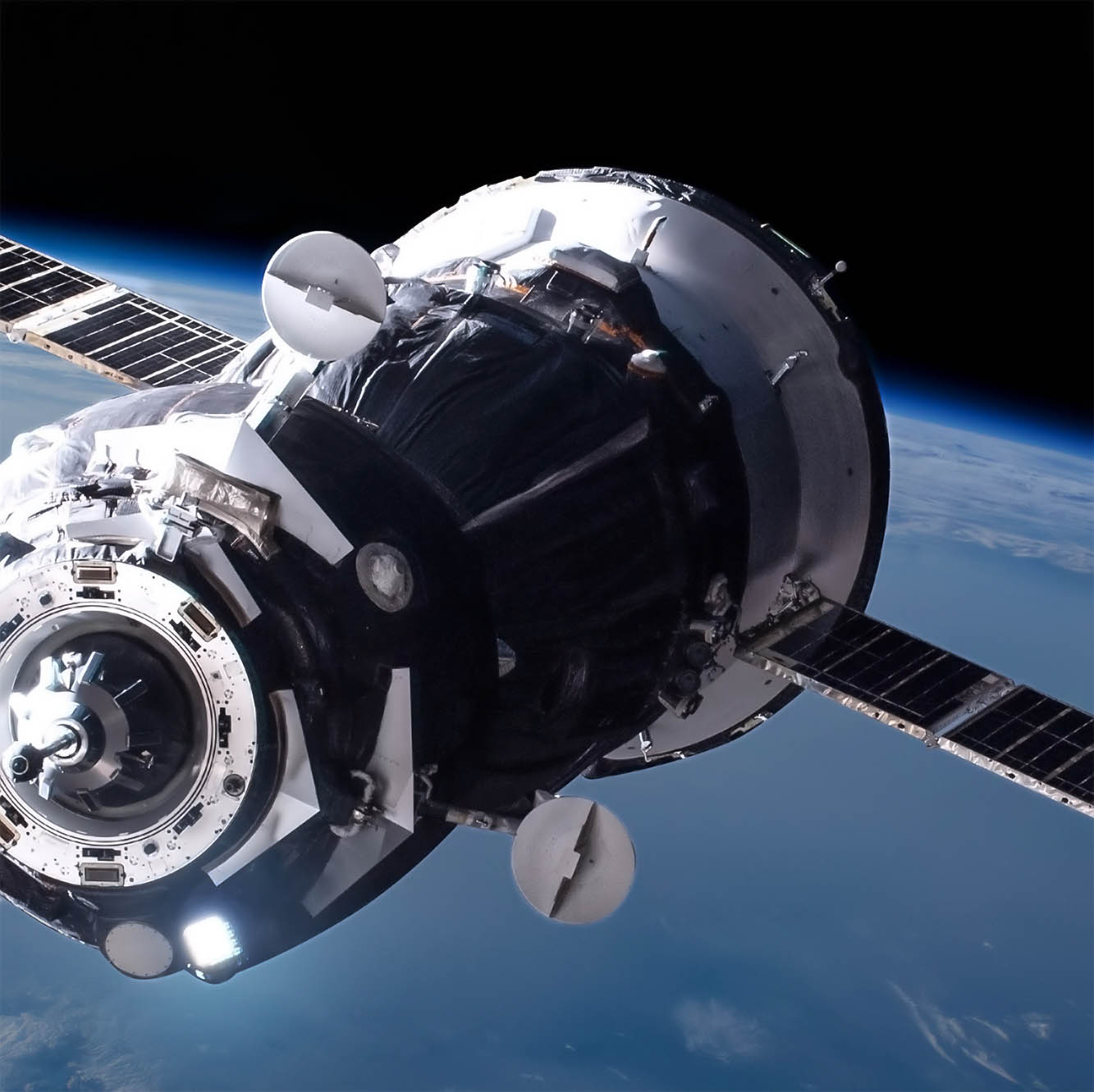 satellit im weltall über der erdkugel als symbolbild für luft und raumfahrt zulieferer dunmore