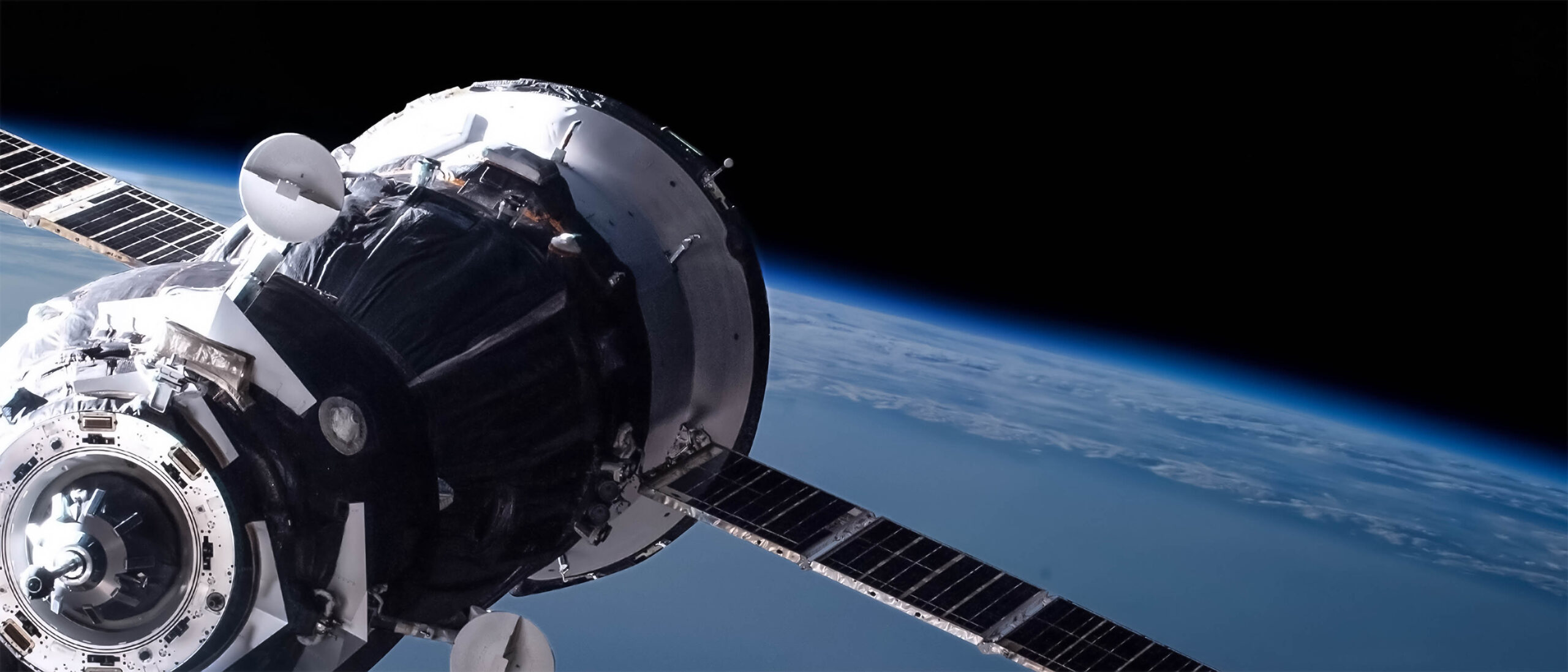 satellit über der erdkugel im weltall als symbolbild für luft und raumfahrt zulieferer dunmore