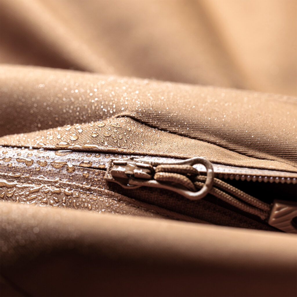 nahaufnahme wasser perlt auf regenjacke ab beispiel für textil beschichtung von dunmore europe