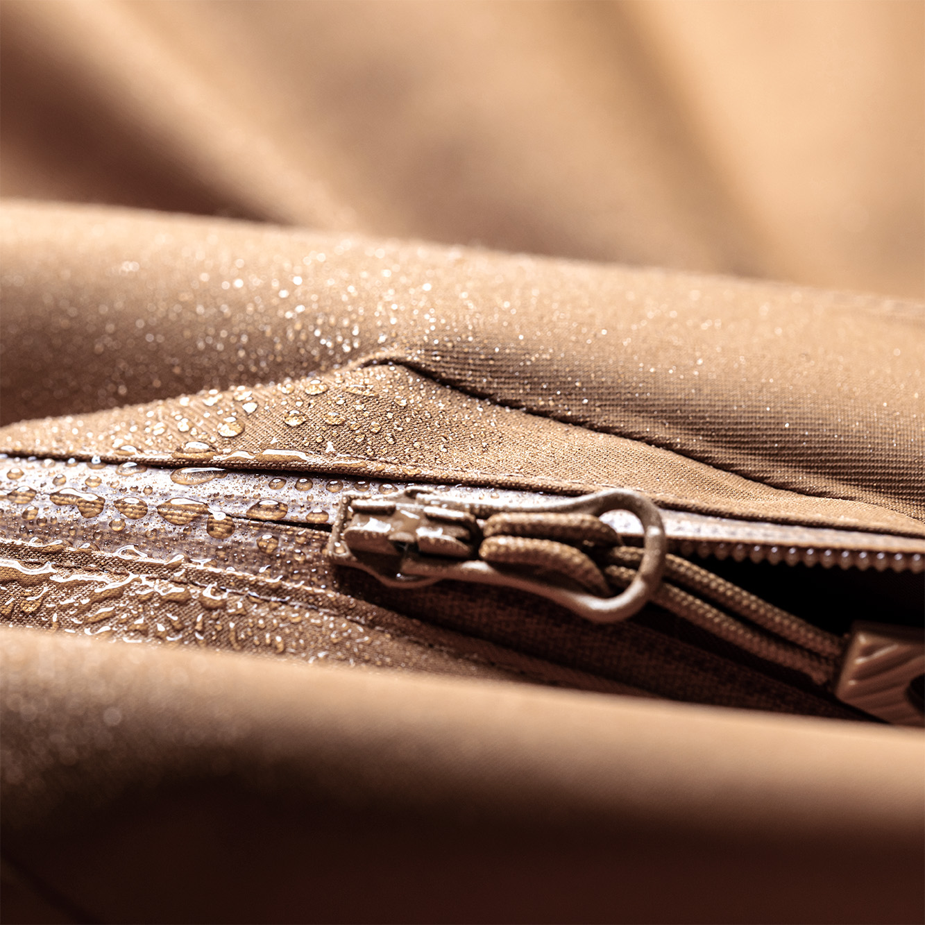 nahaufnahme wasser perlt auf regenjacke ab beispiel für textil beschichtung von dunmore europe