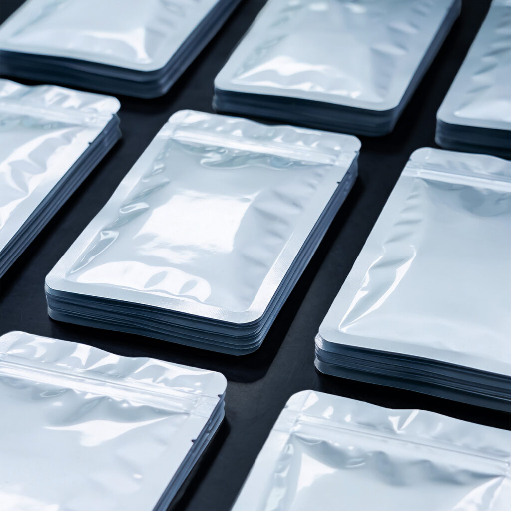 mehrere silberne folienverpackungen gestapelt als beispiel für barrierefolien und barriereverpackung von dunmore