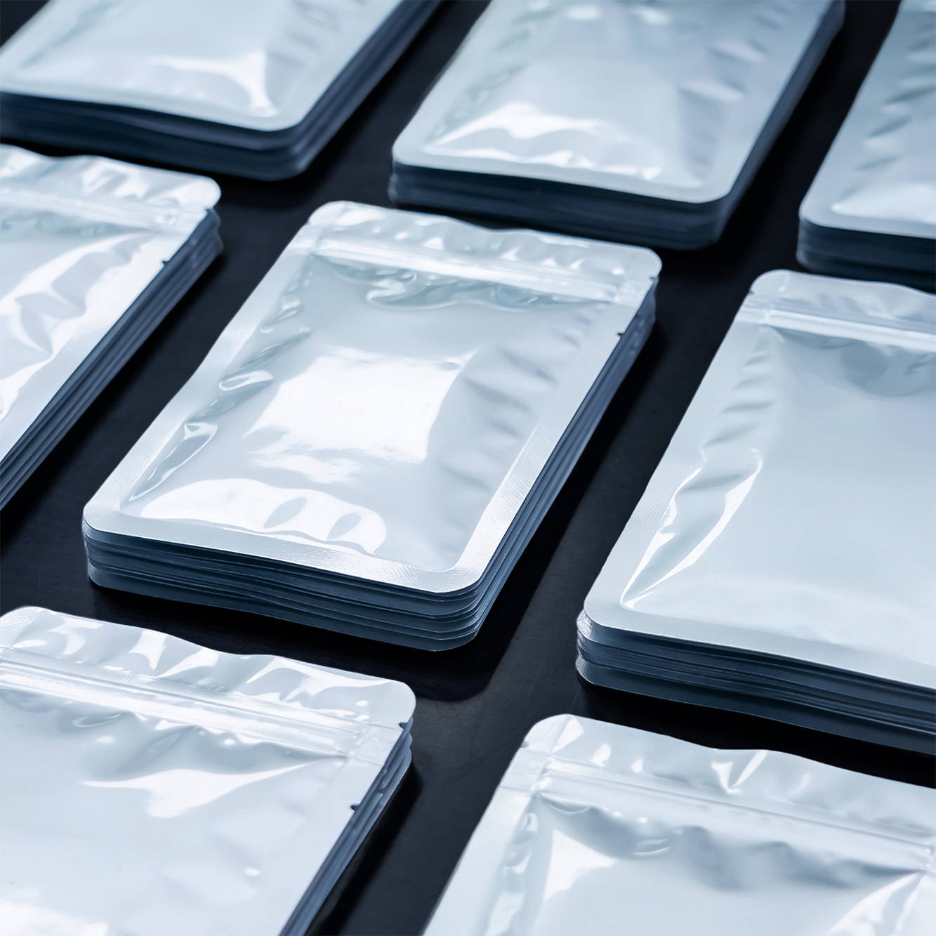 mehrere silberne folienverpackungen gestapelt als beispiel für barrierefolien und barriereverpackung von dunmore