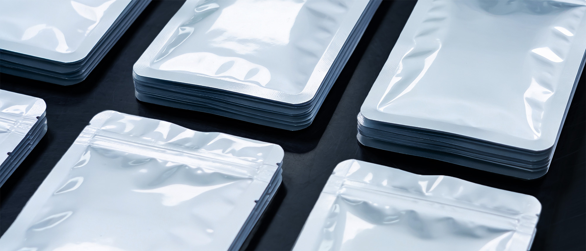 mehrere silberne verpackungen aus barrierefolie gestapelt funktionelle barriere verpackung von dunmore