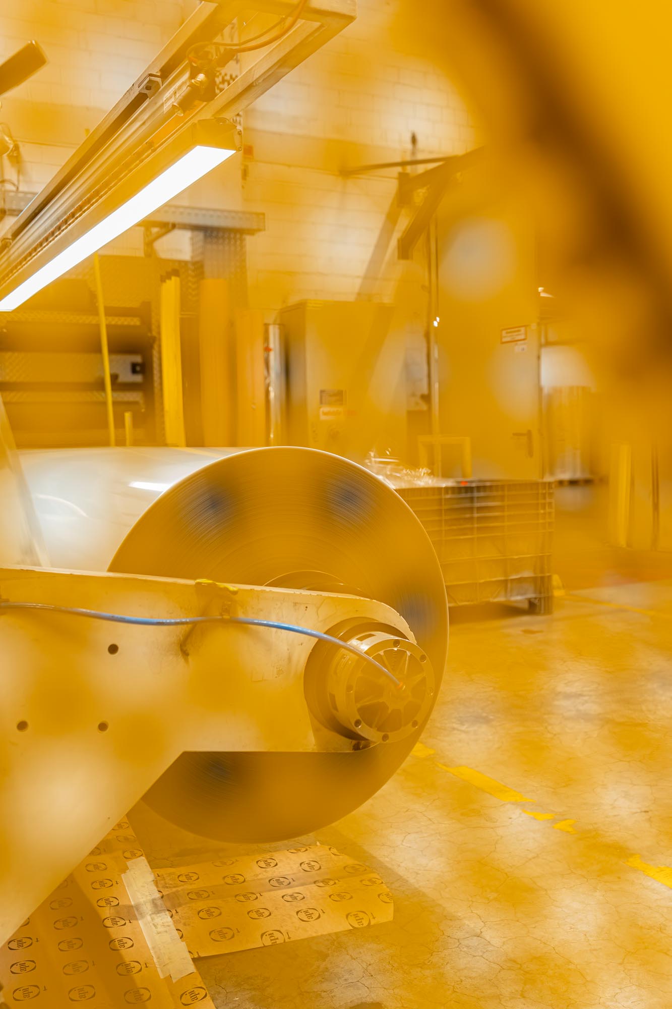 folienrolle in produktionsraum bei dunmore hersteller von barrierebeschichtung und nachhaltige verpackungsmaterialien