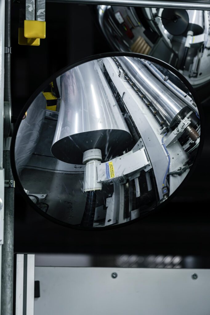 silberne funktionale folien auf großer rolle für roll coating und metallisierung bei dunmore