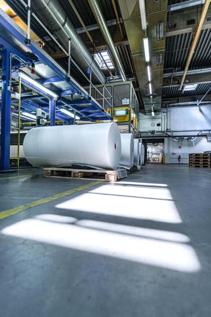 große folienrolle im lager von dunmore europe spezialfolien und high performance materials