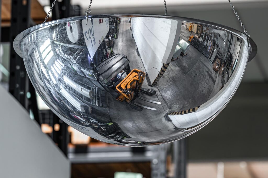 gabelstapler im sicherheitsspiegel im lager von dunmore europe luft und raumfahrt zulieferer