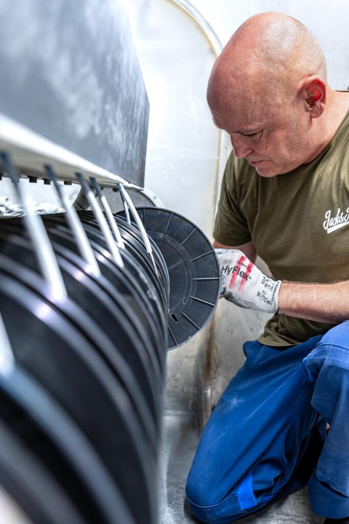 mitarbeiter in der produktion von high performance materials und folienbeschichtung von dunmore