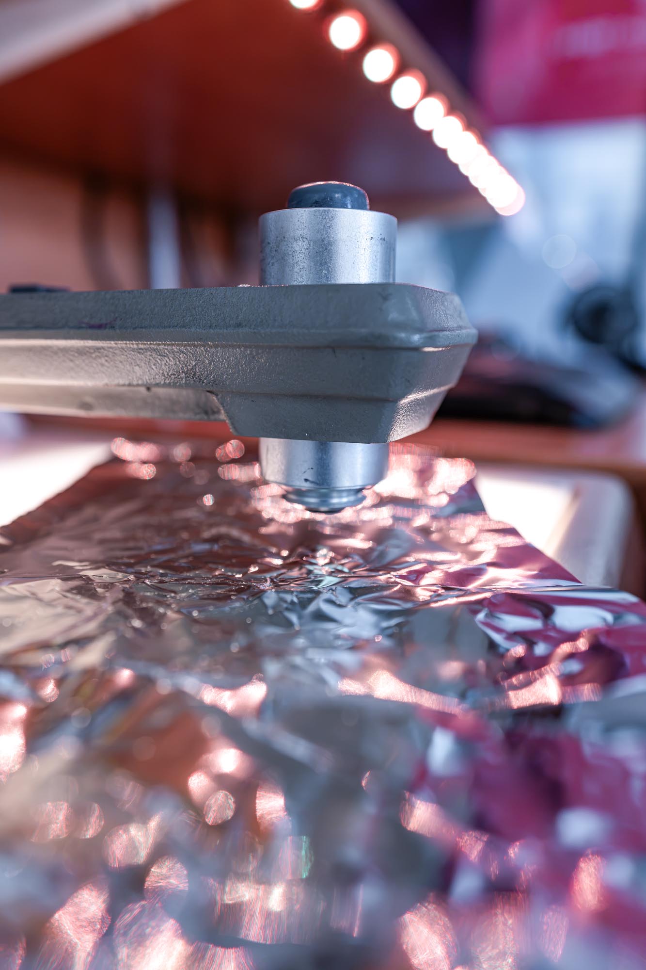 Dunmore Qualitätsprüfung Folienbeschichtung detailaufnahme einer metallisierung bei dunmore europe