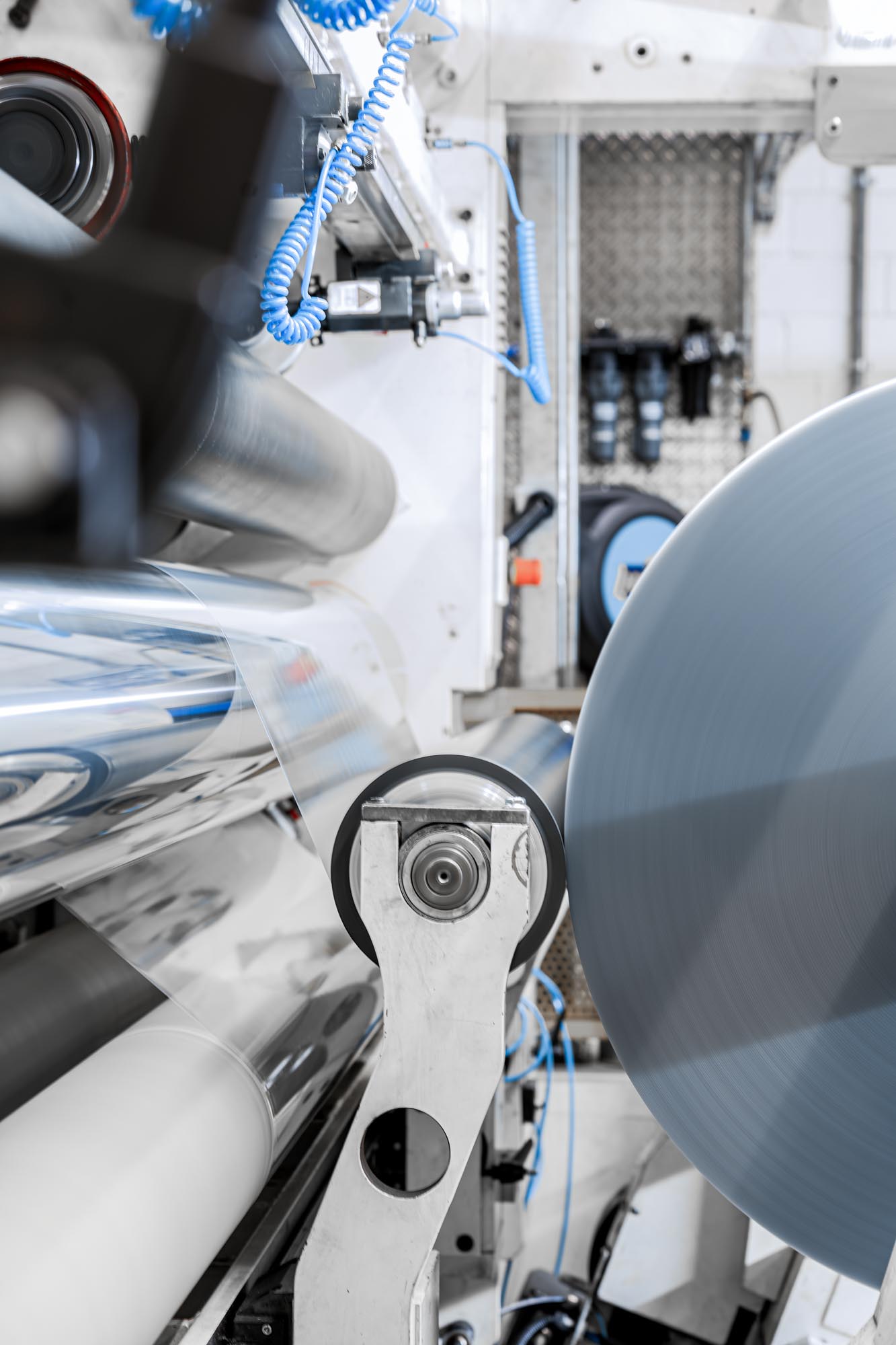 folienrollen in einer maschine für roll to roll coating bei dunmore freiburg
