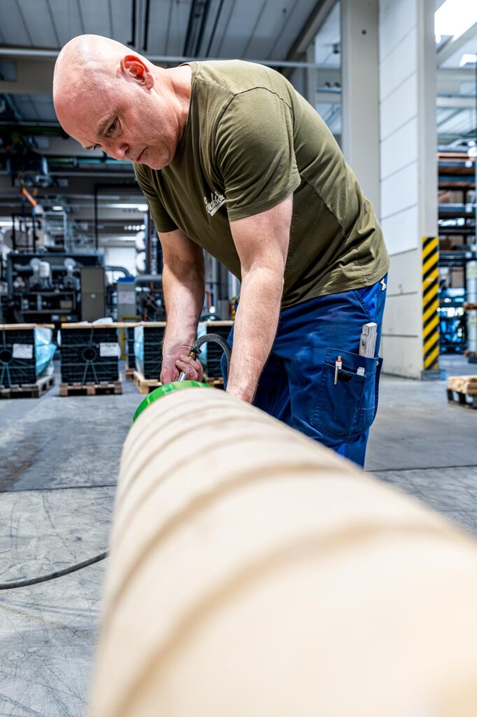 Dunmore Rollenverarbeitung Team Jüergen Steinhart dunmore mitarbeiter an einer großen papier rolle papierbasierte verpackungen
