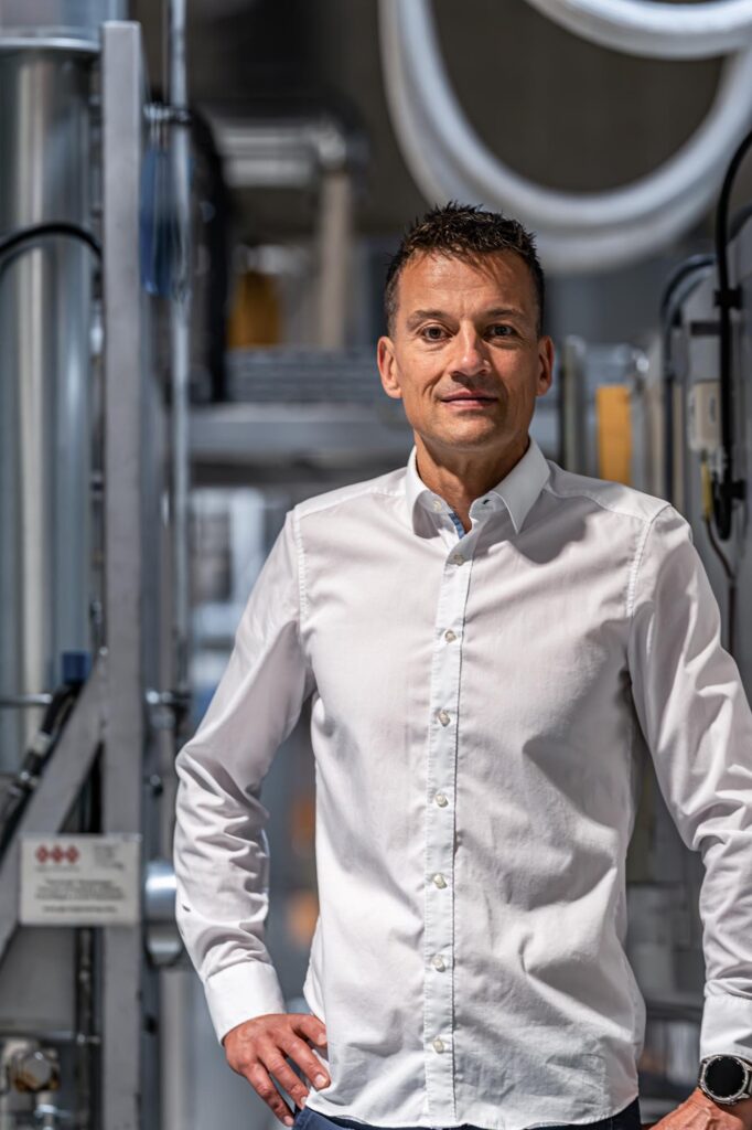 christian frank in der produktion von beschichtungen und kaschierung bei dunmore europe am standort freiburg
