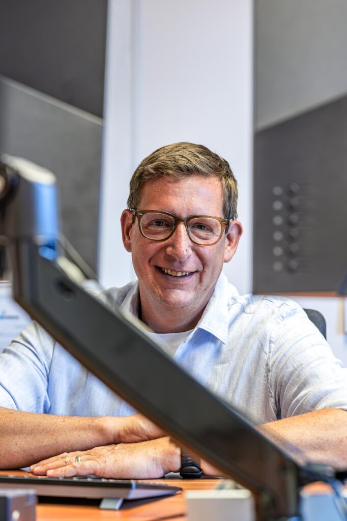 christoph gutjahr an seinem arbeitsplatz ansprechpartner bei dunmore europe in freiburg