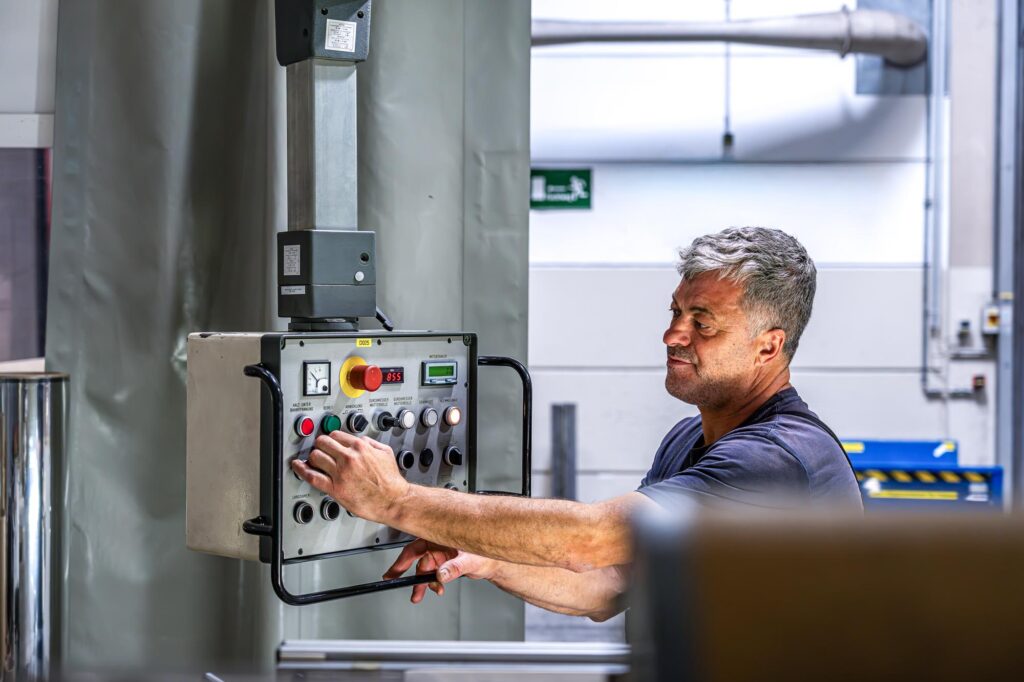dunmore mitarbeiter constantin sas bedient knöpfe in der produktion von high performance materials