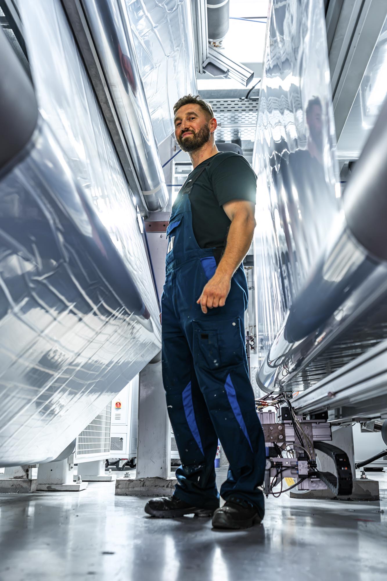mitarbeiter von dunmore in der produktion neben großformatigen folien für solar isolierung