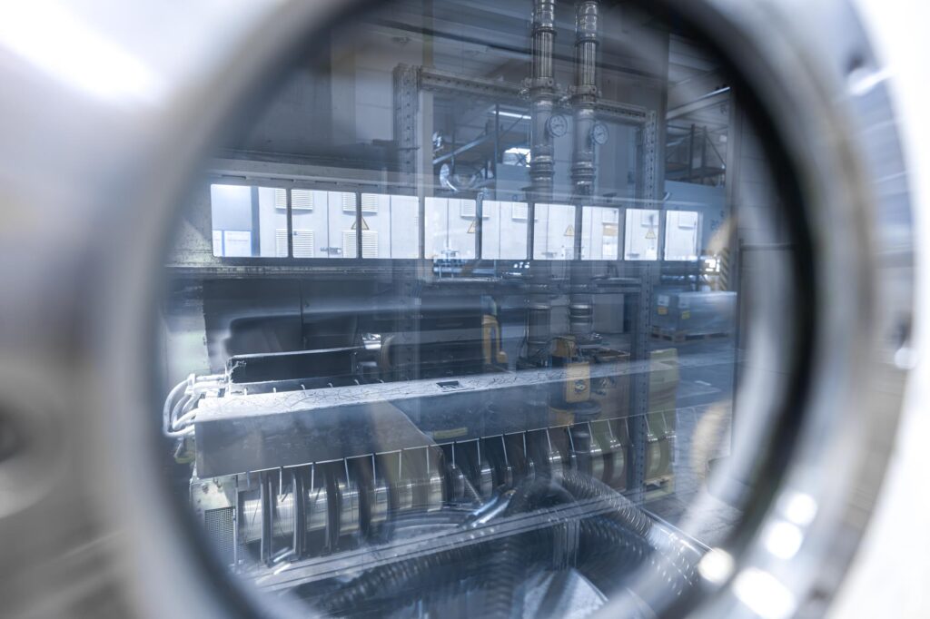 blick durch eine luke in raum für vakuumbeschichtung metallisierung von dunmore spezialfolien