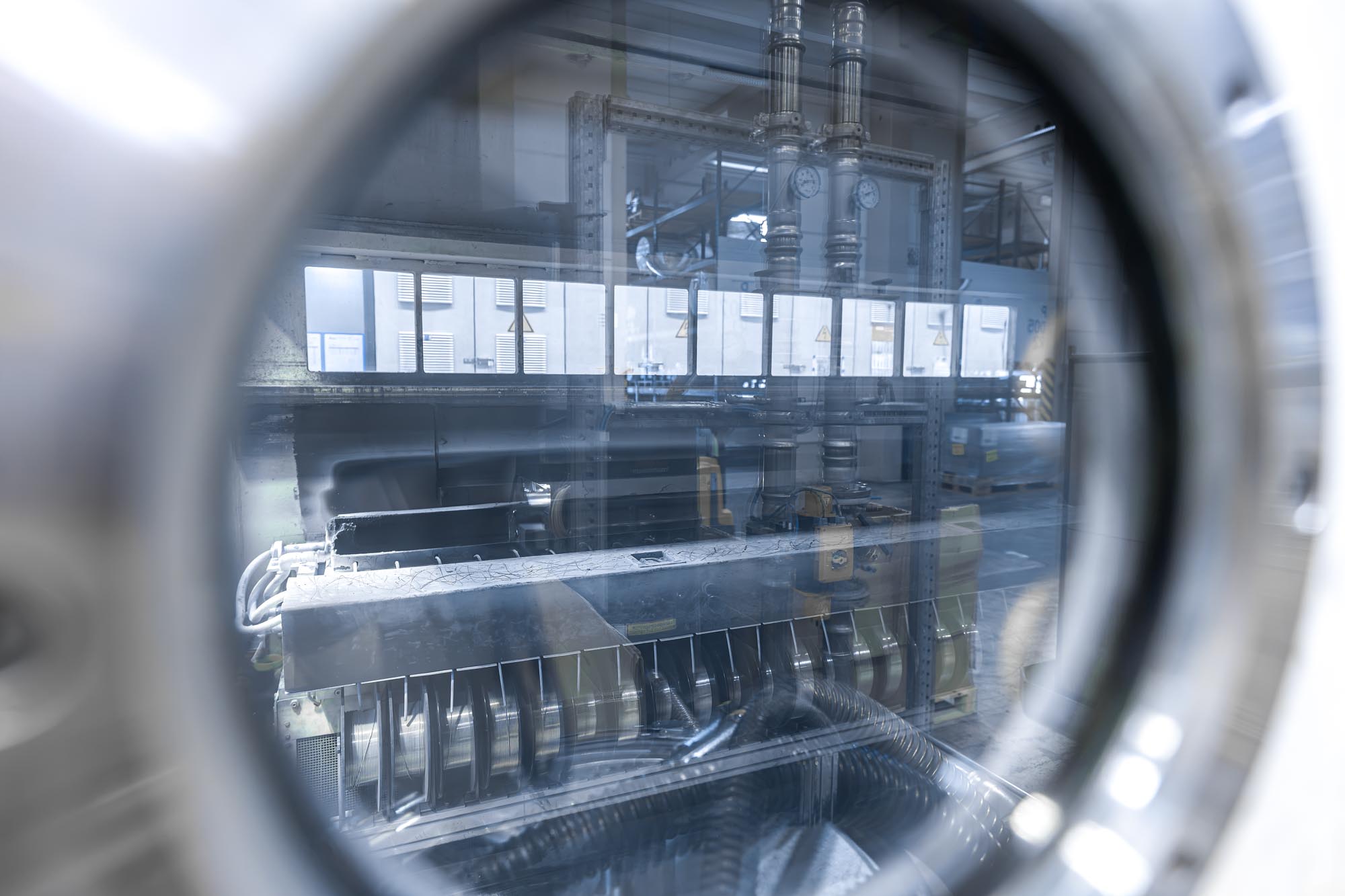 blick durch eine luke in raum für vakuumbeschichtung metallisierung von dunmore spezialfolien