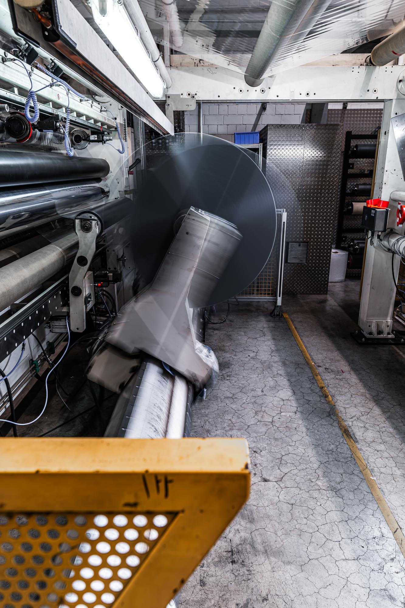 wickelstation in der produktion bei dunmore europe beschichtungen konfektionierung und vliesstoffe für bauindustrie